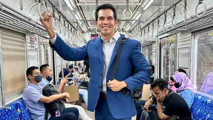 Inspirasi Adrian Maulana: Tampil Elegan di KRL dengan Jas