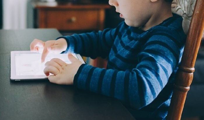 Kreativitas Sosialisasi Bahaya Penggunaan Gadget dan Internet ... Bahaya Tersembunyi Gadget untuk Perkembangan Anak
